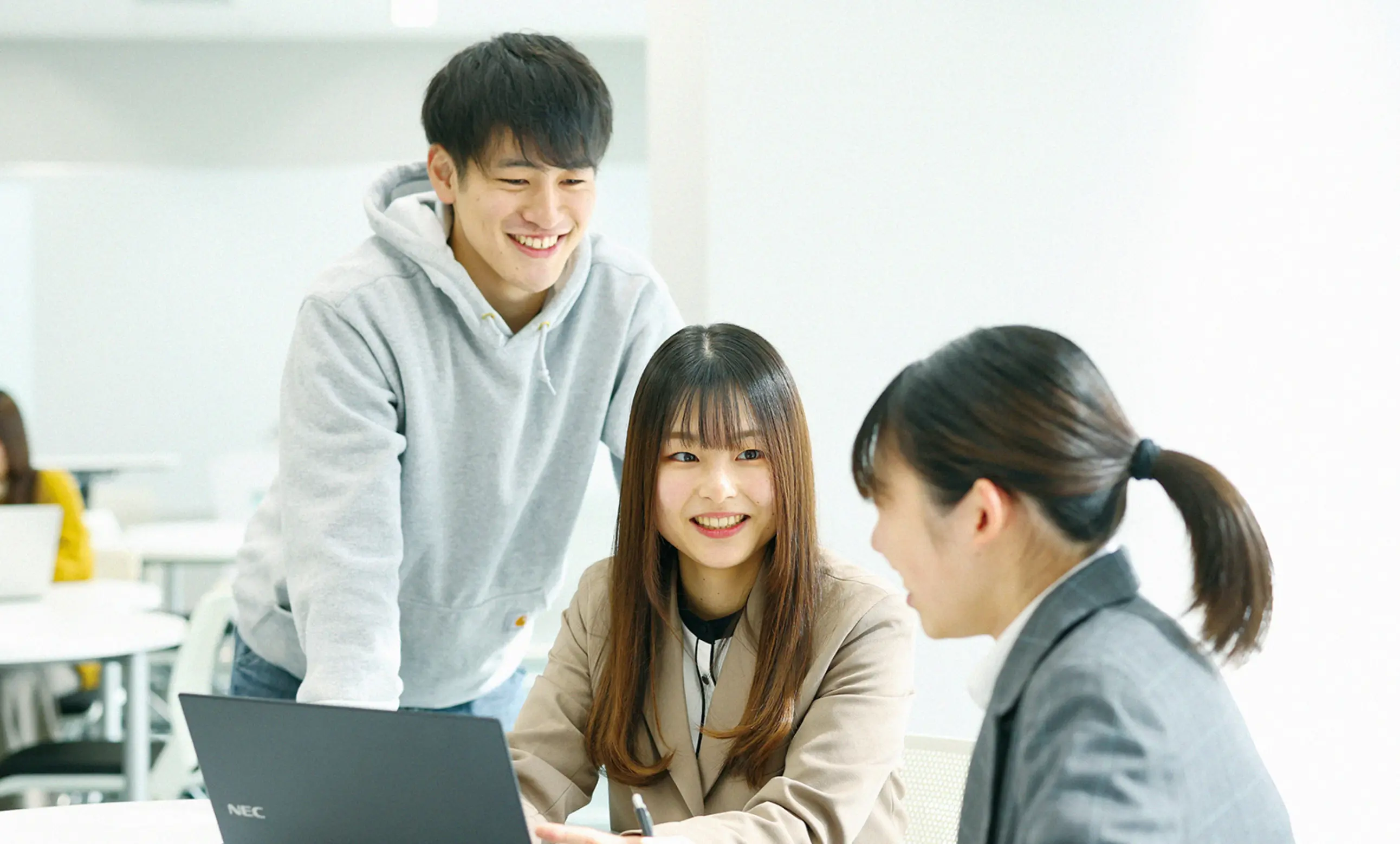 協力して作業する若者たち