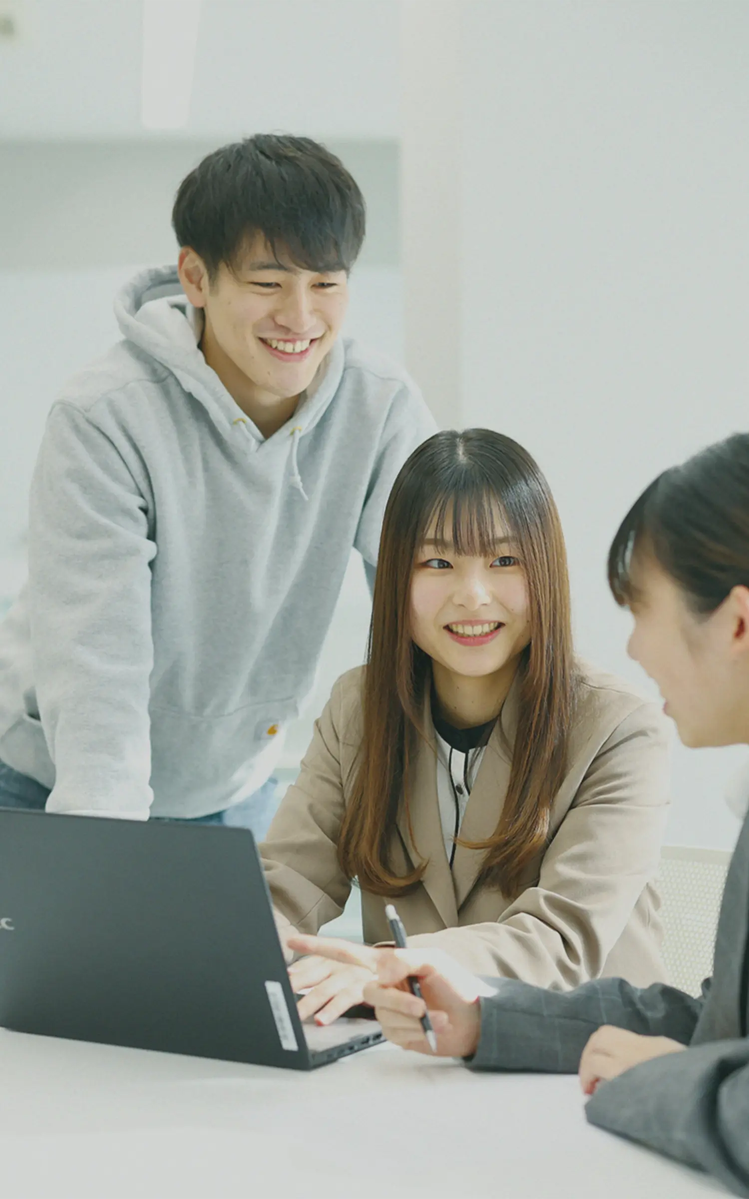 協力して作業する若者たち